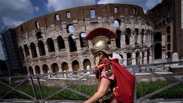 Rome (Italy): Đấu trường La Mã gần 2.000 năm tuổi nằm giữa thành phố hiện đại là một trong những khu vực gợi nhớ cho du khách về kỷ nguyên cũ đầy vinh quang của thành Rome.