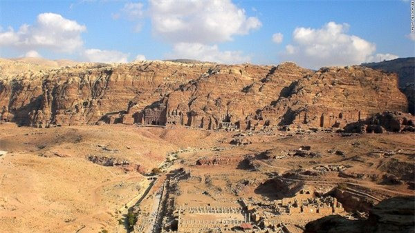 Petra (Jordan): Với niên đại từ khoảng năm 300 TCN, Petra nổi tiếng với những tòa nhà ấn tượng khắc vào vách đá sa thạch đỏ. Bao quanh thành phố cổ là các hẻm núi, tạo ra một mê cung hành lang, giúp nơi đây trở thành bí mật với người châu Âu hàng thế kỷ.