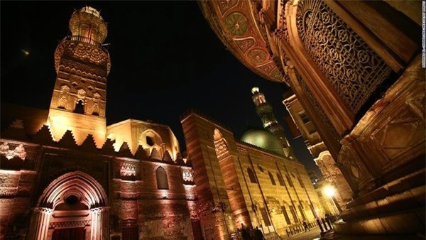 Cairo (Ai Cập): Cùng với quần thể kim tự tháp Giza ở ngoại ô thành phố, Cairo đã trải qua lịch sử hơn 1.000 năm. Trong ảnh là đường Al-Mu’izz al-Din Illah, một trong những con đường lịch sử quan trọng nhất tại khu Hồi giáo ở Cairo.