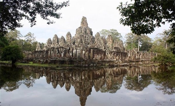 Angkor Wat (Campuchia): Đây từng là một thành phố rộng lớn với hệ thống đường xá, nhà cửa, kênh rạch, ao và đền trải khắp vùng nông thôn Campuchia.