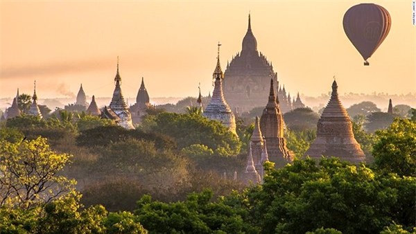 Bagan (Myanmar): Thành phố cổ Bagan là một quần thể gồm hơn 2.000 ngôi đền Phật giáo được xây dựng vào thế kỷ 11, nằm dọc theo sông Irrawaddy.