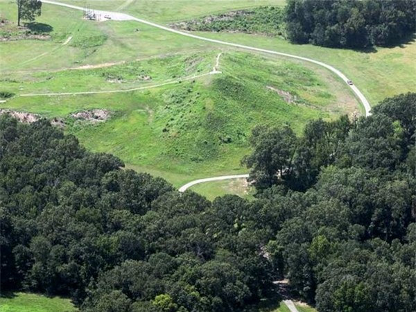 Poverty Point, Louisiana (Mỹ): Thậm chí phần lớn người Mỹ không biết tới Poverty Point ở bang Louisiana. Khu thương mại phức tạp này đã đạt tới đỉnh cao của văn minh nhân loại vùng Bắc Mỹ từ khoảng năm 3500 TCN. Di tích được xây dựng và sử dụng bởi các thợ săn, ngư dân và người thu gom, mặc dù nông nghiệp vẫn chưa xuất hiện.