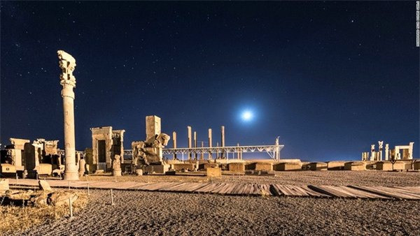 Persopolis (Iran): Khi Iran dần mở cửa lại với du lịch phương Tây, Persopolis đã từng bước lấy lại sự quyến rũ của mình với du khách. Thành phố được thành lập vào năm 518 TCN, dưới triều đại Darius I - người cai trị Đế chế Achaemenian của người Ba Tư cổ, sau đó phát triển lớn mạnh cho tới khi Alexander Đại Đế chiếm giữ 2 thế kỷ sau.