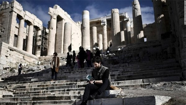 Athens (Hy Lạp): Các công trình cổ của Athens hòa hợp đến kinh ngạc với Athens hiện đại. Du khách có thể tìm thấy các quán cà phê và cửa hàng trên khu phố đi bộ dưới thành Acropolis, khiến di tích này trở thành một phần trong cuộc sống hàng ngày của người dân Athens.