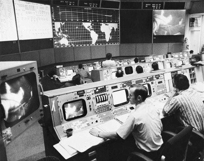 9. Cơ quan hàng không vũ trụ Mỹ NASA sử dụng Trung tâm điều khiển sứ mệnh Apollo cho đến năm 1992. Đã có tất cả 21 nhiệm vụ tàu con thoi thực hiện. Các nhà quản lý chuyến bay đã theo dõi ba phi hành gia Apollo 11 từ Căn phòng điều khiển sứ mệnh tại Trung tâm vũ trụ Johnson. Năm ngoái, căn phòng đã được khôi phục, cải tạo lại diện mạo cho giống khung cảnh vào năm 1969 và mở cửa cho công chúng tham quan.