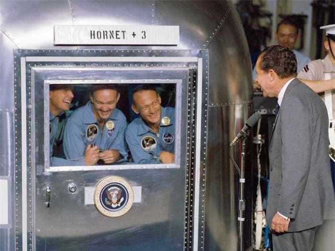 8. Sau khi các phi hành gia Apollo 11 trở về Trái đất an toàn, NASA đã tiến hành cách ly 3 người trong 21 ngày đề phòng trường hợp họ mang vi trùng từ Mặt trăng. Trong 88 giờ đầu, phòng cách ly của ba người chính là một toa xe moóc cũ dài 10,6 mét đã được sửa chữa nâng cấp thành nơi ở với đầy đủ phòng khách, bếp, phòng ngủ, phòng tắm và lò vi sóng. Sau đó, ba phi hành gia chuyển đến một khu vực cách ly lớn hơn. Tại đó, Armstrong đã tổ chức sinh nhật lần thứ 39 vào ngày 5/8/1969. Tổng thống Mỹ đã đến thăm chào đón các phi hành gia. Trước khi sứ mệnh diễn ra, đề phòng trường hợp xấu, Tổng thống Nixon đã chuẩn bị sẵn bài phát biểu nếu xảy ra trường hợp các phi hành gia thiệt mạng.