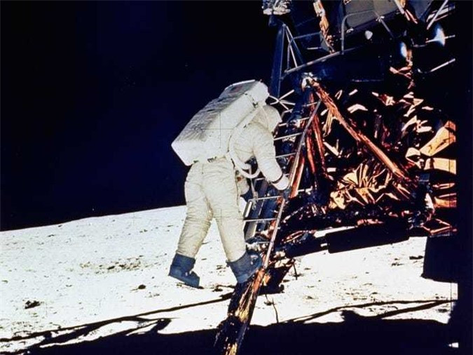 3. Buzz Aldrin từng tiết lộ trong một cuộc phỏng vấn tại Newseum nhân kỷ niệm 40 năm ngày hoàn thành sứ mệnh Apollo 11 rằng "Tôi cảm thấy cô đơn như đang ở địa ngục. Tôi đã đi tiểu tiện ra quần".