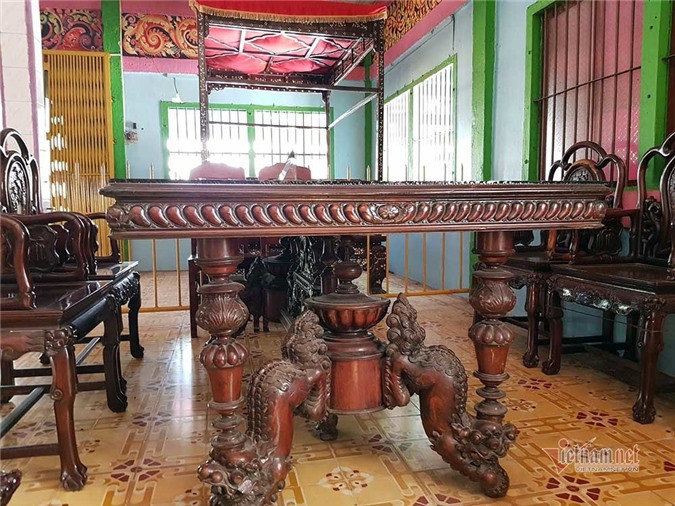 Bên cạnh đó, trong chùa Chén Kiểu cũng đang lưu giữ một bộ bàn ghế được cho là dùng để tiếp khách, được nhà chùa mua lại từ bộ kỷ vật của công tử Bạc Liêu vào năm 1948.