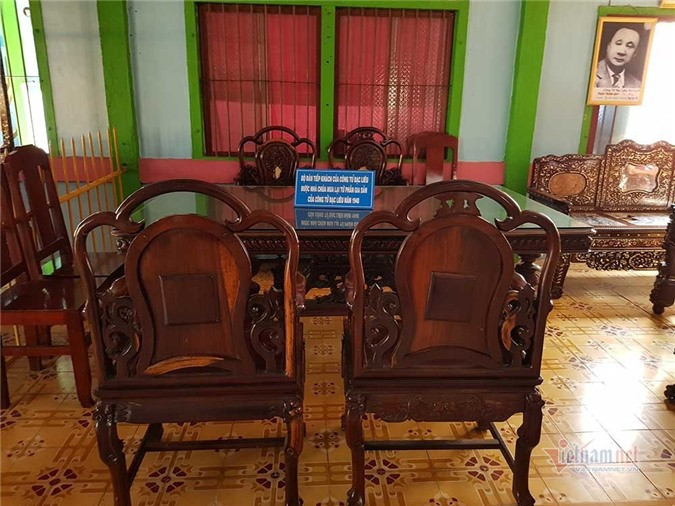 Bộ bàn ghế này vẫn còn được lưu giữ khá nguyên vẹn về hình thái cũng như chất liệu. Theo nhiều tư liệu, gia đình công tử Bạc Liêu có một ngôi nhà gọi là Nhà Lầu ở điền Bàu Sàng (Vĩnh Lợi, Bạc Liêu), đây là nơi gia đình ông Trần Trinh Huy dùng để điều hành công việc trong điền.