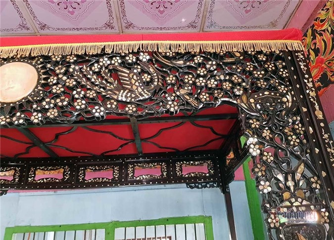 Hoa văn giường rất tinh xảo.
