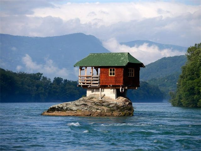 ##sc### Bên ngoài thị trấn Bajina Bašta, ngay giữa lòng con sông hẹp Drina, Siberia, là một ngôi nhà nằm trơ trọi giữa dòng. Ngôi nhà nhỏ đứng trên tảng đá nằm giữa sông suốt hơn nửa thế kỷ qua, được người ta gọi là ngôi nhà “cô độc” nhất thế giới. Nhà được xây vào năm 1968, từng nhiều lần bị phá hủy bởi dòng nước lũ, nhưng được dựng lại nhiều lần và vẫn tồn tại tới ngày nay. (Nguồn: Reuters)
