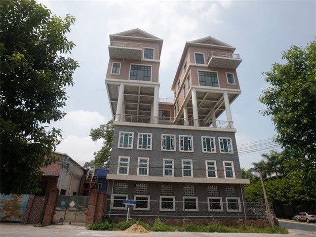 ##sc### Tại tỉnh Quảng Đông, Trung Quốc, hai ngôi nhà được xây dựng vào năm 2011 trên nóc một nhà xưởng. (Nguồn: Reuters)