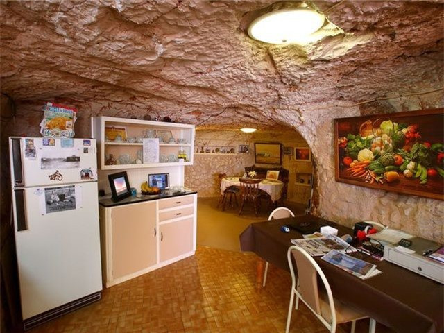 ##sc### Coober Pedy là một thị trấn chuyên khai thác đá ở Australia. Suốt hơn 1 thế kỷ qua, nhằm tránh cái nóng thiêu đốt của khí hậu khắc nghiệt tại đây, người dân trong vùng đã chuyển nhà từ mặt đất xuống lòng đất sinh sống. (Nguồn: Getty Images)