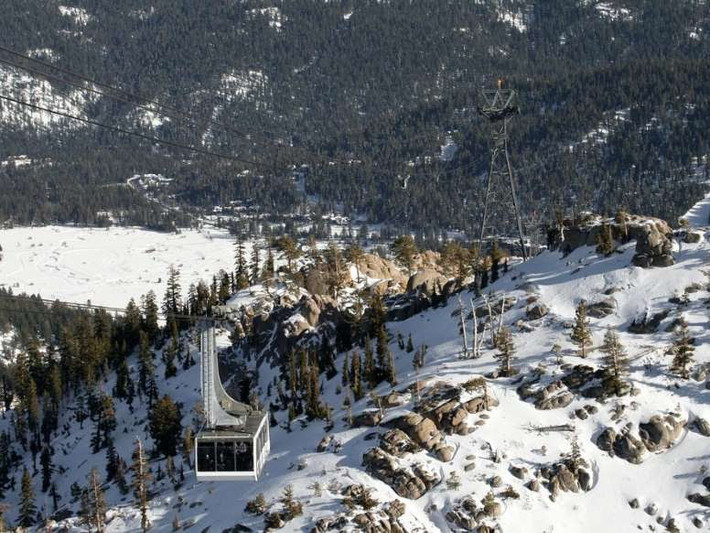 6. Thung lũng Squaw, bang California: Nằm vắt ngang qua khoảnh hồ Tahoe có màu nước xanh coban đặc trưng, thung lũng Squaw từ trước đến nay luôn là một trong những điểm trượt tuyết nổi tiếng nhất ở Mỹ. Đây cũng từng là địa điểm tổ chức Thế vận hội Mùa đông vào năm 1960.