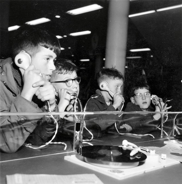 Bức ảnh năm 1957 cho thấy những cậu bé mỗi người đang cầm một ống nghe trong một cửa hàng bán đĩa hát.