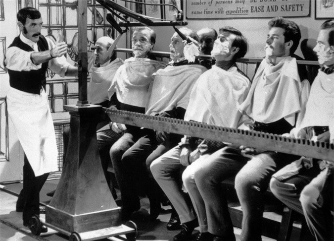 Một chiếc máy có thể cạo râu cho nhiều người cùng lúc năm 1960.