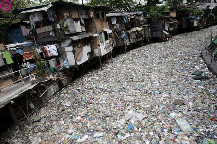 9. Sông Citarum, Indonesia: Với xuất hiện của các nhà máy cùng dân cư đông đúc dọc theo dòng Citarum, con sông từng một thời đẹp đẽ hiện đã trở thành một trong những dòng sông ô nhiễm nhất trong tự nhiên. Nằm trên đảo Java, bị bao vây bởi hơn 500 nhà máy với nước bẩn, nhiễm vi khuẩn và bị ngợp dưới một lớp dày chất thải gia đình cũng như chất thải công nghiệp đã khiến ô nhiễm tại Citarum đạt đến điểm cực hạn trong rất nhiều năm.
