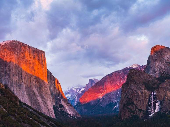 1. Thung lũng Yosemite, bang California: Thung lũng nằm ở vùng trung tâm của California này nổi tiếng với Công viên Quốc gia cùng tên Yosemite. Tại công viên thiên nhiên này, du khách có thể đến điểm ngắm phong cảnh Tunnel View để có vị trí chiêm ngưỡng quang cảnh thung lũng Yosemite đẹp mắt nhất. Từ vị trí Tunnel View còn rất thuận lợi để quan sát các địa danh nổi tiếng khác như đỉnh núi El Capitan và thác nước Bridalveil, cũng như là vòm đá hoa cương Half Dome.