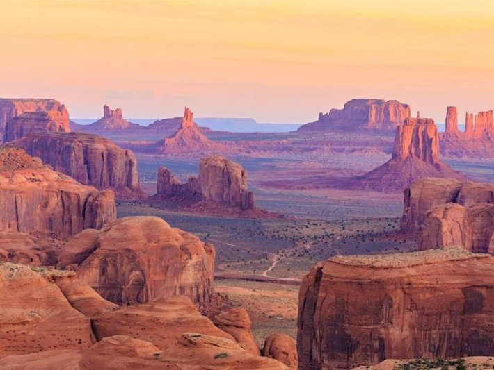 5. Thung lũng Monument, bang Arizona: Thung lũng được phủ đầy bởi cát đỏ này nằm ở ranh giới hai bang Arizona và Utah của Mỹ, được tô điểm bằng những cấu trúc sa thạch hùng vĩ, đẹp mắt đến ngỡ ngàng. Những “cột tháp” địa chất này được hình thành qua quá trình xói mòn trong vòng 50 triệu năm, với chiều cao từ 122 đến 305m.