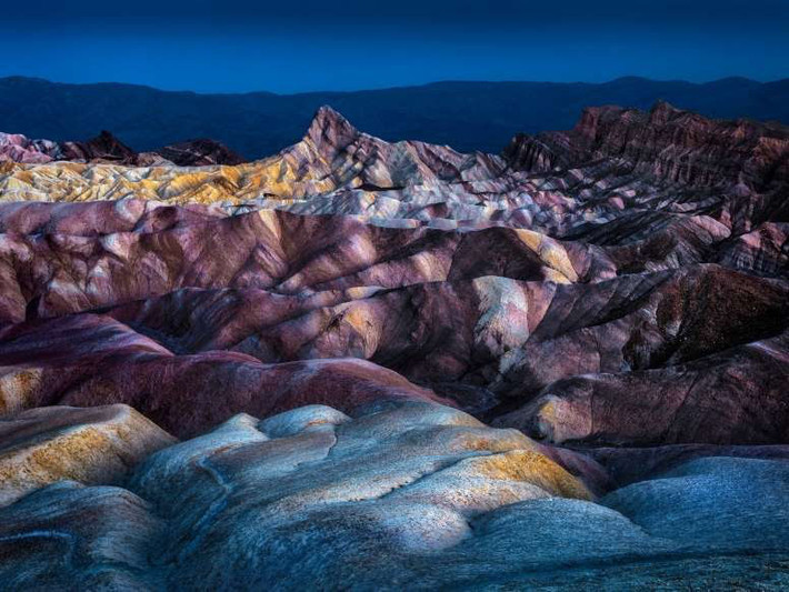 7. “Thung lũng Chết”, bang California: Hệt như sự chết chóc trong cái tên của mình, Death Valley ở California vốn nổi danh với nền nhiệt cao và khắc nghiệt, dao động từ gần 44 đến 49 độ C. Dù vậy, nơi này lại sở hữu một địa danh đặc biệt tên là Zabriskie, nằm trong phạm vi Công viên Quốc gia Thung lũng Chết. Zabriskie hội tụ những kết tụ địa chất đầy màu sắc cực kỳ đẹp mắt, hình thành từ các trầm tích của những hồ nước thời tiền sử từ khoảng 3 đến 5 triệu năm trước.