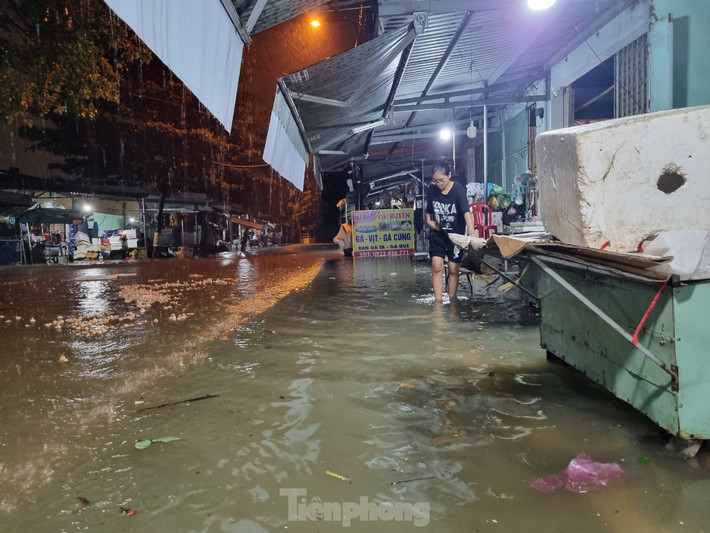 Các tuyến đường đã biến thành sông trong đêm.