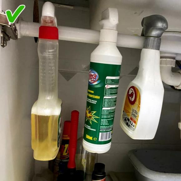 Treo bình xịt lên thanh treo quần áo để có thêm không gian cho căn bếp.
