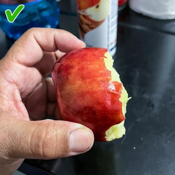 Bằng cách ăn từ dưới lên, phần lõi hòa quyện với phần còn lại của quả táo và không có gì là lãng phí.