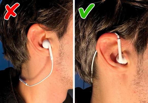 Phải đeo ngược tai nghe để tránh bị tuột ra ngoài.