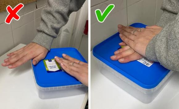 Bằng cách đẩy vào giữa hộp đựng thức ăn, bạn có thể đóng cả 4 góc cùng một lúc.
