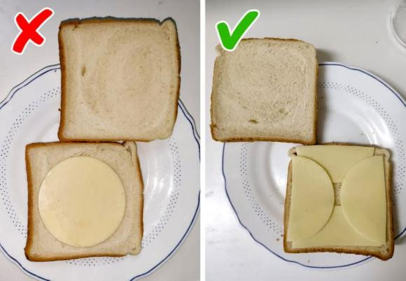Cắt phô mai hoặc giăm bông làm đôi để vừa với bánh sandwich.