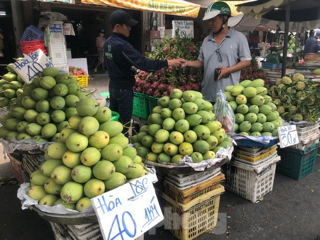 Xoài miền Tây về ngập chợ ở TPHCM
