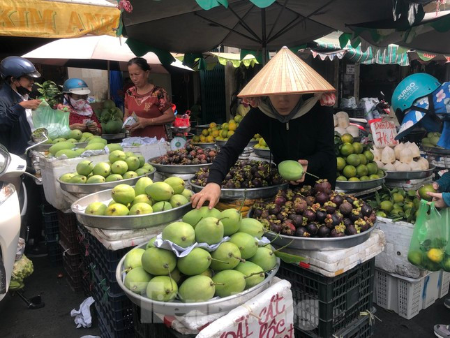 Ngày 1/5, tại chợ Xóm Vôi (quận 5), bên hông Bến xe Chợ Lớn chuyên các loại trái cây, mặt hàng về chợ nhiều nhất là xoài cát Hòa Lộc, xoài keo...
