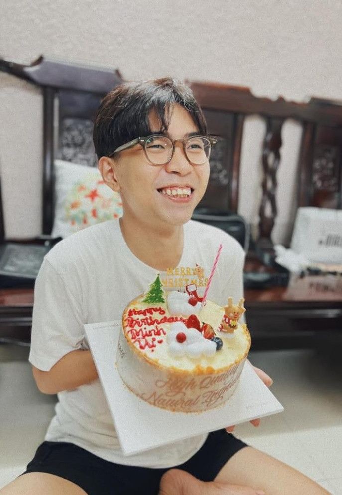 Minh Dự cười rạng rỡ vì được tổ chức sinh nhật bất ngờ.
