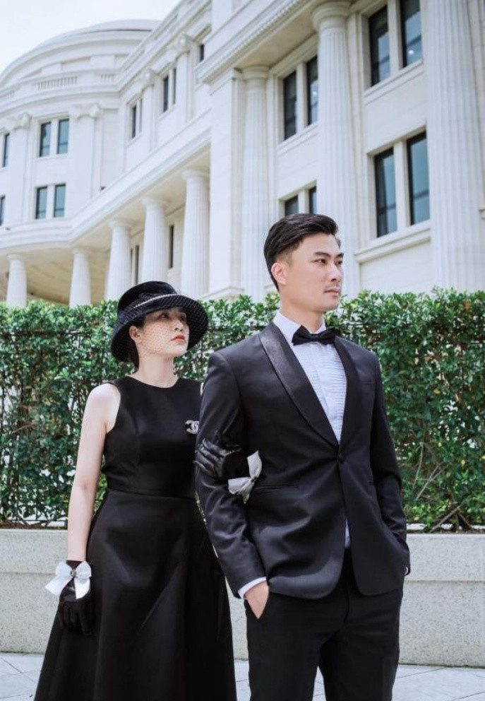 Diễn viên Duy Hưng kỷ niệm ngày cưới với bà xã bằng bộ ảnh phong cách cổ điển.