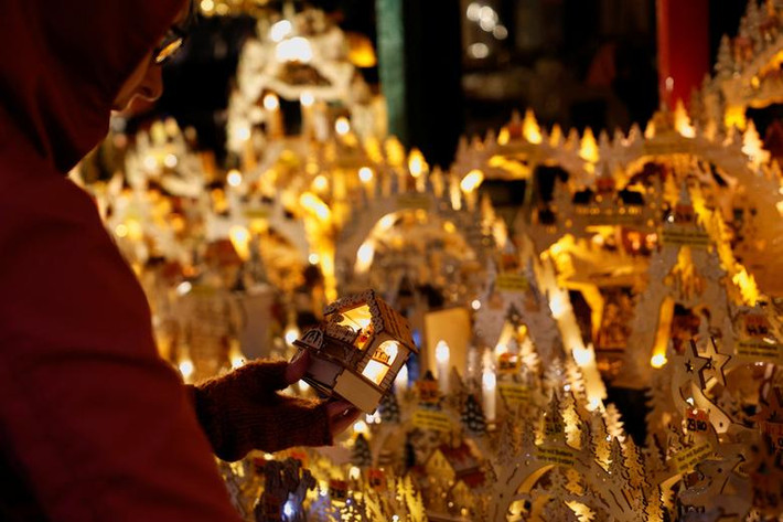 Chợ Giáng sinh tại lâu đời nhất thế giới khai trương ở Nuremberg, Đức vào ngày 25/11. Ảnh: Reuters.