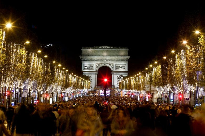 Hàng loạt đèn trang trí rực rỡ trước thềm Giáng sinh dọc theo đại lộ Champs-Elysees tại Paris, Pháp. Ảnh: Reuters.