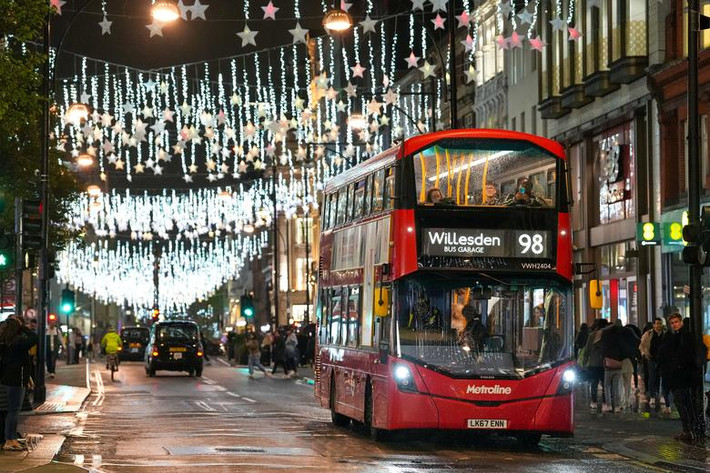 Đường phố Oxford ở London, Anh được trang trí rực rỡ trước Giáng sinh. Ảnh: Reuters.