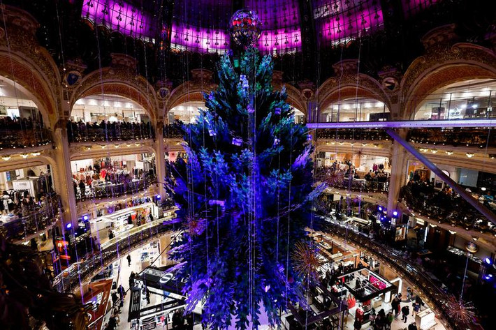 Cây thông Noel được trang trí đầy màu sắc tại một trung tâm thương mại ở Paris, Pháp. Ảnh: Reuters.
