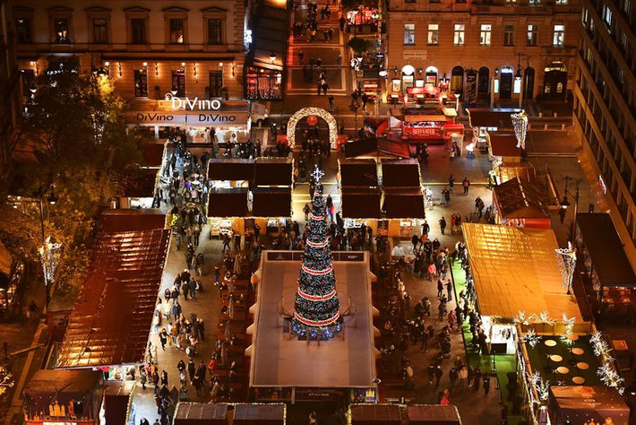 Một khu chợ Giáng sinh ở Budapest, Hungary được khai trương vào cuối tháng 11. Ảnh: Reuters.