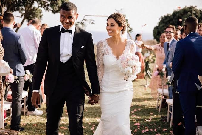 Melanie Windler lần đầu hẹn hò với Manuel Akanji từ năm 2015 nhưng sau đó có khoảng thời gian chia tay rồi lại tái hợp. Đến 2018, hậu vệ Manchester City ngỏ lời cầu hôn rồi một năm sau chính thức rước nàng về dinh. Người đẹp sinh năm 1995 cũng không tiết lộ thông tin cá nhân trước truyền thông mà luôn dành thời gian chăm lo gia đình nhỏ.