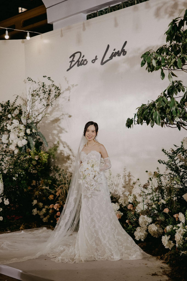 Con gái Xuân Hinh lộng lẫy trong ngày cưới. Vợ chồng Xuân Hinh có hai con - con gái lớn Bảo Linh và cậu con trai út Xuân Giang. Hiếm khi danh hài khoe ảnh các con với truyền thông và chỉ dịp đặc biệt Xuân Hinh mới chia sẻ ảnh các con. Nhan sắc cô dâu Bảo Linh trong ngày cưới cũng nhận nhiều lời khen ngợi của cư dân mạng.