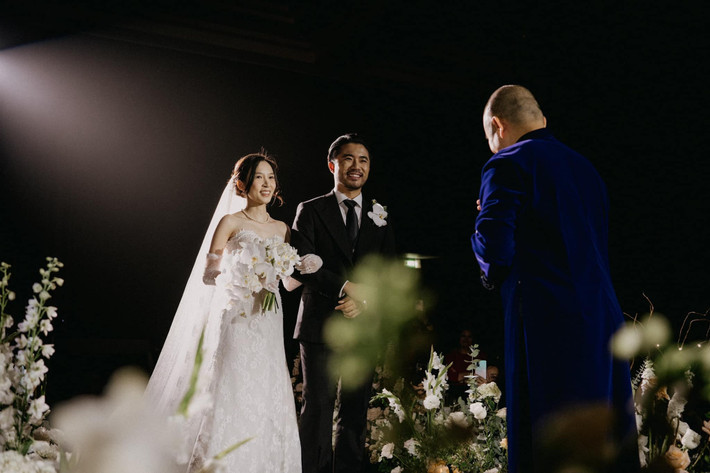 ''Thế là cuối cùng em đã gỡ được quả bom nổ chậm này rồi. Em vui và hạnh phúc quá các bác ạ. Một lần nữa, em xin được cảm ơn quan viên hai họ cùng toàn thể các vị khách quý đã dành thời gian đến chung vui cùng hai cháu Đức - Linh. Xuân Hinh xin chúc cho mọi người sức khoẻ, hạnh phúc, hoan hỉ và vạn sự như ý. Yêu mọi người nhiều nhiều", danh hài Xuân Hinh viết.