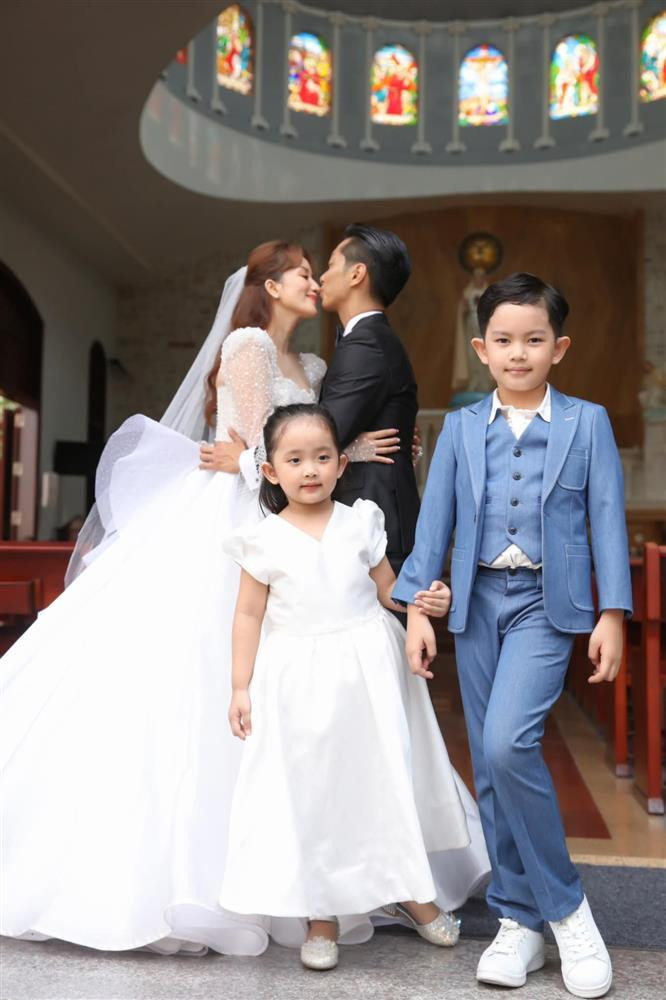 Dưới bài đăng, nhiều bạn bè và khán giả mến mộ gửi lời chúc mừng hạnh phúc tới tổ ấm nhỏ.