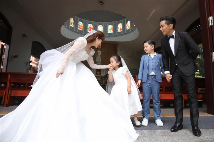 Khánh Thi - Phan Hiển là cặp đôi vàng của làng khiêu vũ thể thao. Từ mối quan hệ cô trò, họ bén duyên tình ái, tới nay đã gắn bó được hơn thập kỷ, có với nhau 2 người con "đủ nếp đủ tẻ".