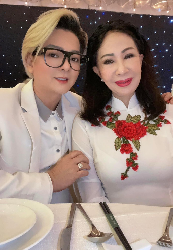 Sao Việt 27/12: Vũ Hà đăng ảnh tình cảm, gửi lời chúc sinh nhật đến bà xã. Nam ca sĩ tếu táo anh phải xa nhà vì bận kiếm tiền mua quà cho vợ.