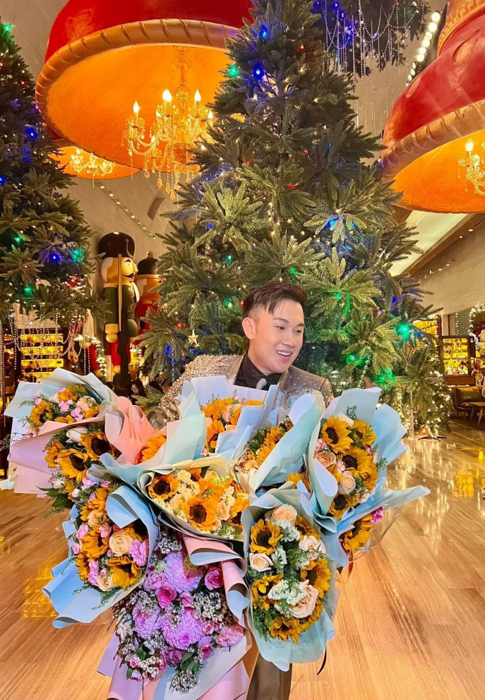 Dương Triệu Vũ ngập trong những lẵng hoa được fan tặng sau show diễn.