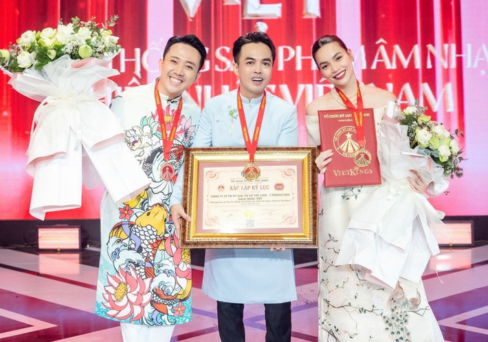 MC Trấn Thành, đạo diễn Trần Thành Trung và Hồ Ngọc Hà vui mừng nhận bằng kỷ lục Việt Nam cho chương trình "Gala Nhạc Việt".