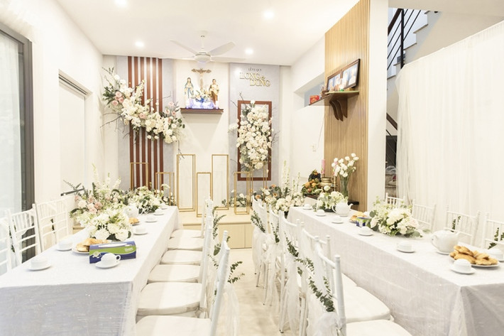 Sáng 3/12, Á hậu Thùy Dung và gia đình tổ chức lễ vu quy tại nhà gái. Người đẹp dậy sớm từ 7h30 để chờ nhà trai đến. Trong ngày quan trọng nhất của đời mình, Á hậu Thùy Dung nhận được sự chúc phúc, quan tâm của tất cả anh chị, bạn bè thân thiết.