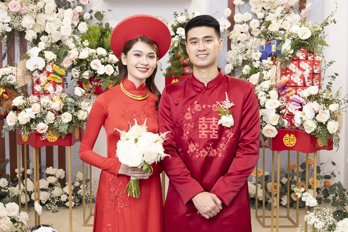 Trong ngày vui, bố Thùy Dung dặn dò hai con: "Cuộc sống hôn nhân vui, buồn, sướng hay khổ hãy cùng nhau che chở. Các con hãy học chữ nhẫn, nhường nhịn, cùng nhau vượt qua mọi sóng gió. Bố mẹ chúc hai con hạnh phúc". Ông xã của Thùy Dung tốt nghiệp Thạc sĩ trường Johns Hopkins - top 7 Đại học hàng đầu nước Mỹ và hiện kinh doanh tại Hà Nội. Anh có ngoại hình điển trai, cao 1,83 m. Trước khi về chung một nhà, cặp đôi đã gắn bó hơn 4 năm bên nhau.