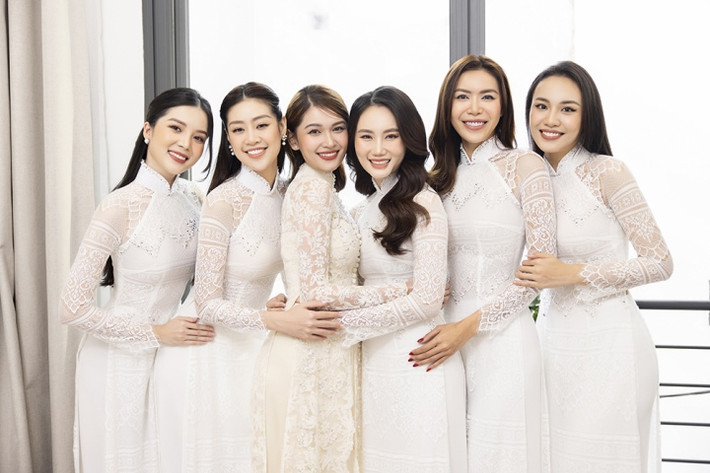 Đám hỏi của Thuỳ Dung gây chú ý khi có dàn phù dâu "cực phẩm" gồm những người đẹp nổi tiếng như siêu mẫu Minh Tú, Hoa hậu Khánh Vân, Á hậu Quỳnh Châu, Á hậu Thuỷ Tiên cùng người đẹp Huỳnh Thuý Vi, Hoàng Mỹ An.
